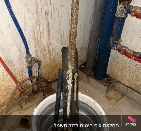 חלקי דוד שמש עם אבנית בתוך דלי